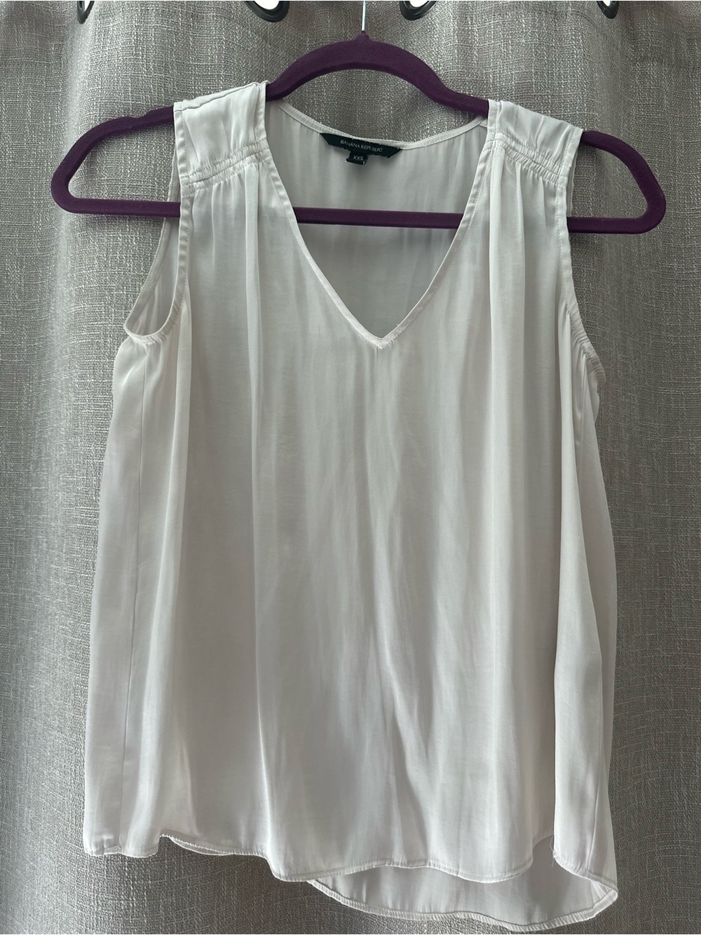 Banana Republic Lightweight White V-Neck Sleeveless Top Blouse